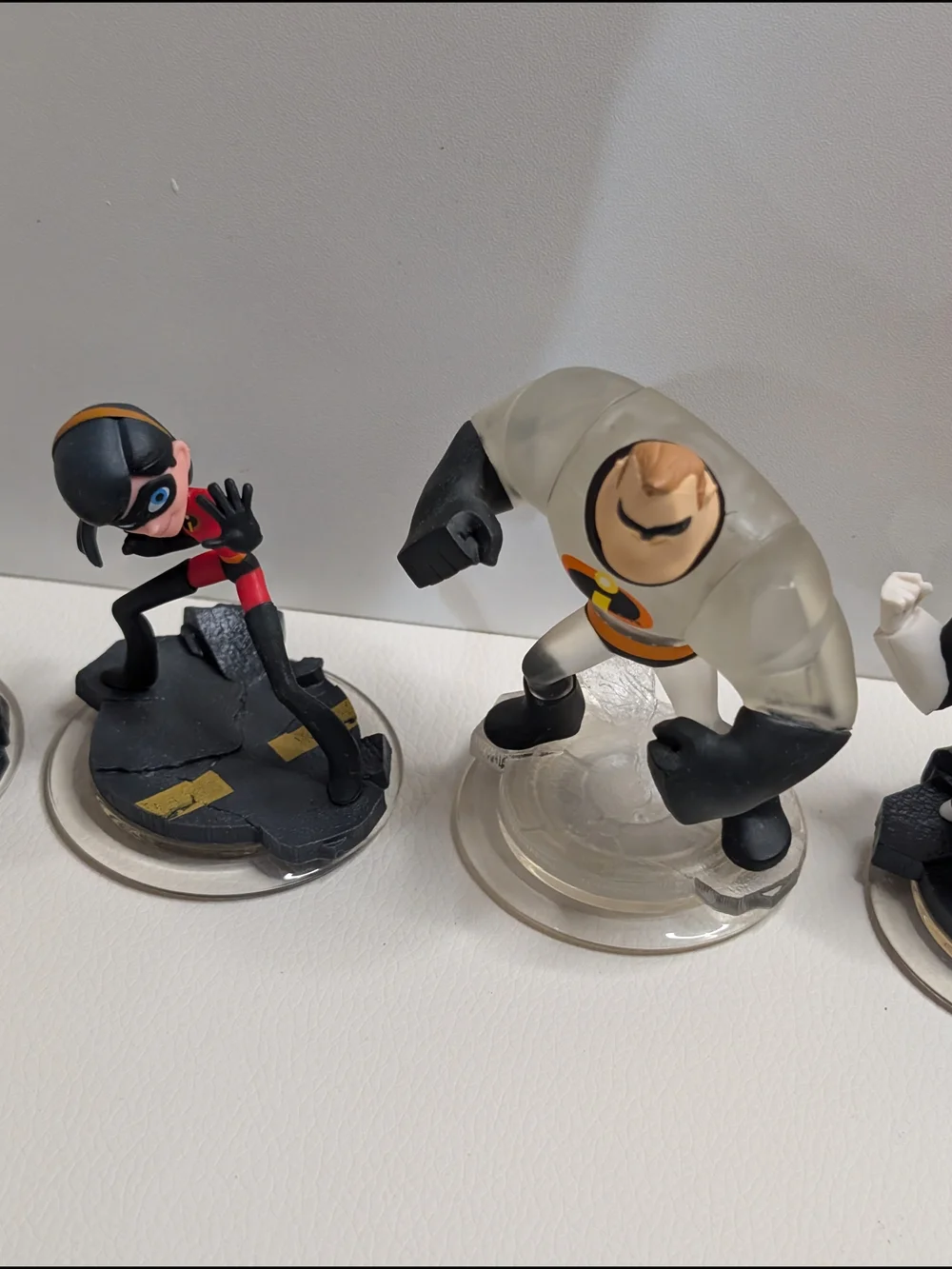 Disney Infinity The Incredibles Game Pieces Mr. Incredible, And Four Other